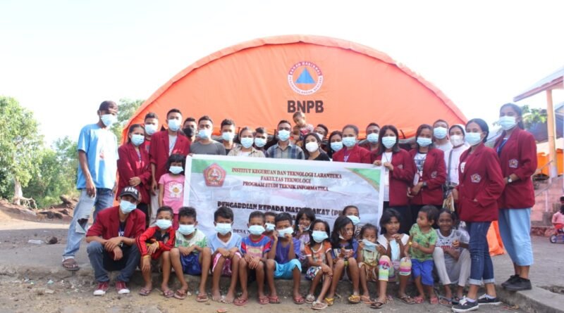 Foto bersama: mahasiswa HIMAPASTI IKTL bersama Anak-anak Korban Banjir